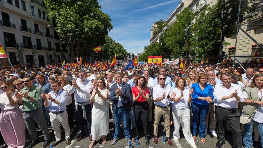Archivo - El presidente del PP, Alberto Núñez Feijóo, acompañado de 'barones' del PP y de los expresidentes del Gobierno Mariano Rajoy y José María Aznar en una protesta en la Puerta de Alcalá de Madrid.