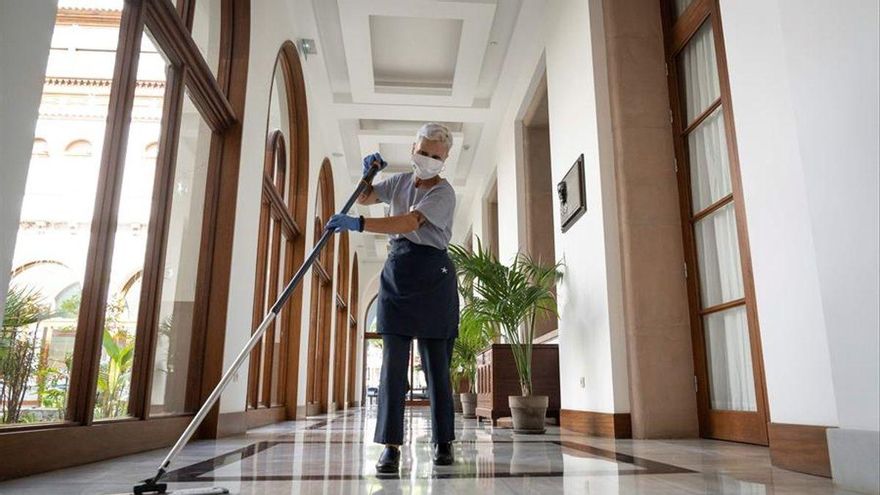 Imagen de archivo de una limpiadora de hotel de avanzada edad