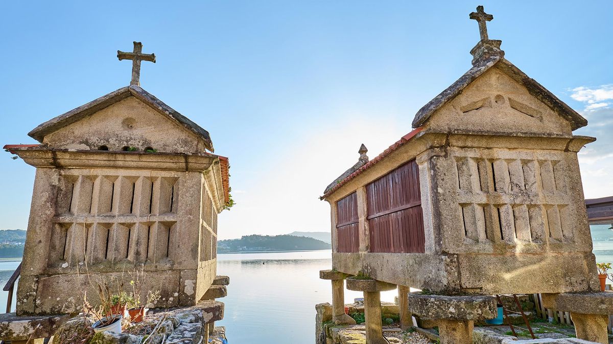 Estas estructuras tradicionales se elevan sobre pilares para proteger los alimentos de la humedad y de la acción de roedores.