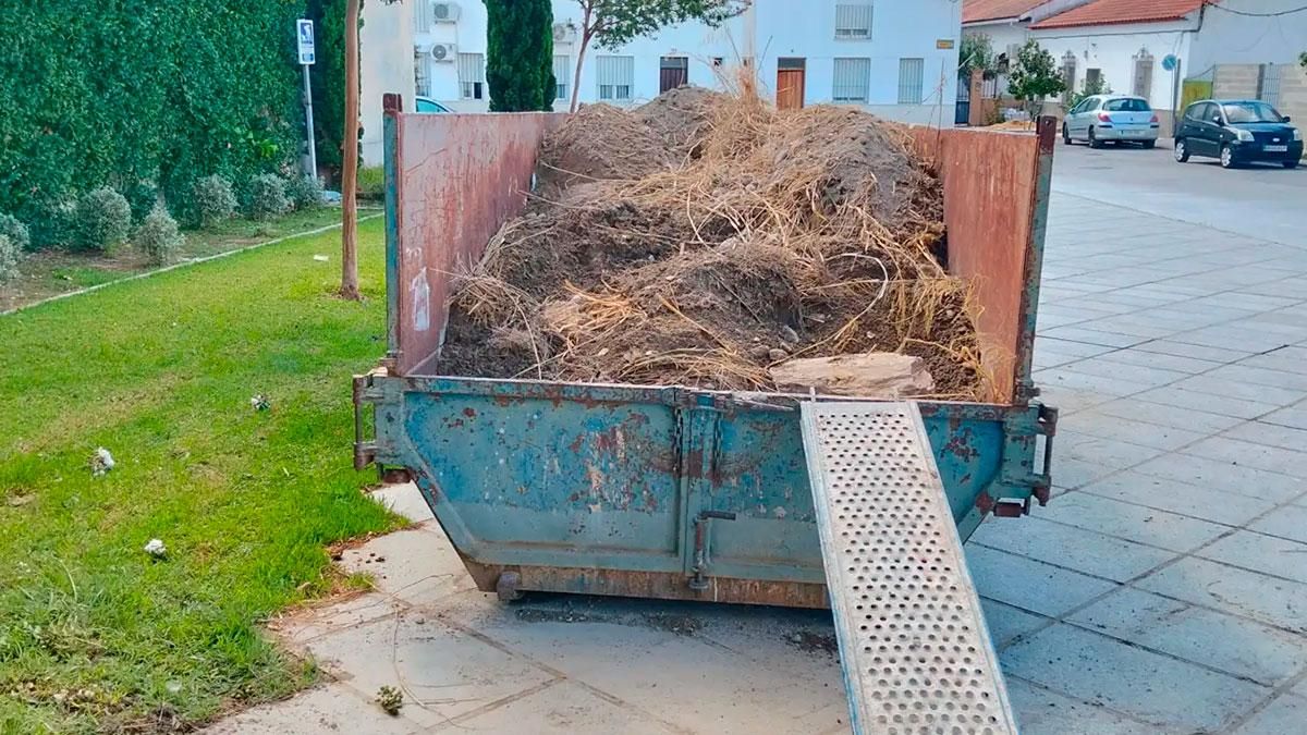 Restos de la muralla almacenados en una cuba