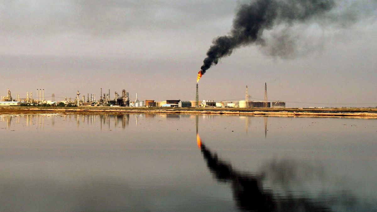 Imagen de archivo de una refinería de petróleo. EFE/ALAA AL-SHEMAREE