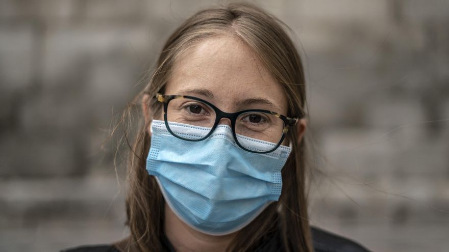 La doctora Sara Yago, médica de familia en el centro de salud de San Cristobal, barrio de Villaverde, Madrid, que trabaja con menos de la mitad de la plantilla