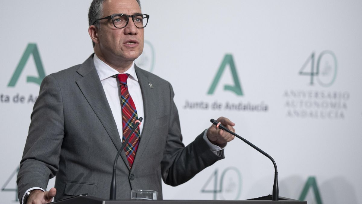 El consejero de la Presidencia, Administración Pública e Interior y portavoz del Gobierno andaluz, Elías Bendodo, durante su intervención en la rueda de prensa posterior a la reunión semanal del Consejo de Gobierno. En Sevilla, a 21 de diciembre de 2020.