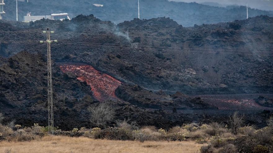 Una de las coladas del volcán de La Palma entra en el barrio de La Laguna