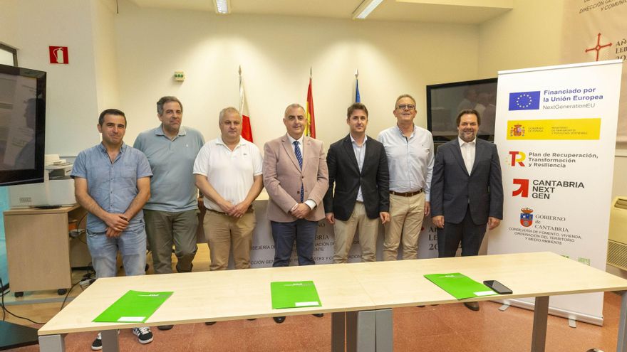 El consejero de Fomento, Roberto Media, firma los convenios de ayuda a empresas del transporte.