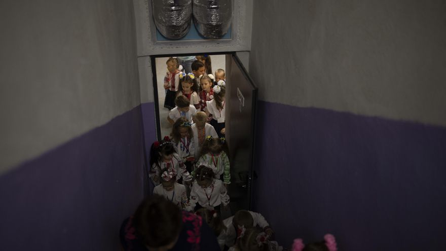 Estudiantes salen de un refugio después de un simulacro de evacuación durante su primer día de clases en una escuela pública en Irpín.