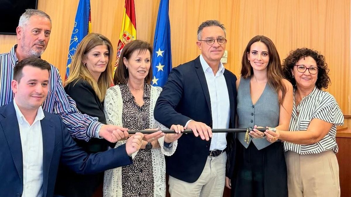 Enrique Santafosta, junto con los ediles que han apoyado la moción de censura en San Antonio de Benagéber.