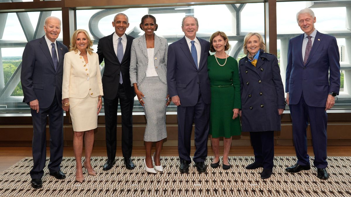 Joe Biden, Jill Biden, Barack Obama, Michelle Obama, George W. Bush, Laura Bush, Hillary Clinton y Bill Clinton posan para una foto antes de la ceremonia de inauguración en el Centro Presidencial Obama, en Chicago.