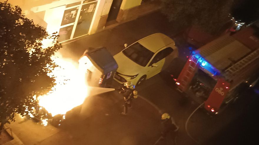 Los bomberos de Córdoba sofocan hasta 13 incendios en contenedores durante este sábado