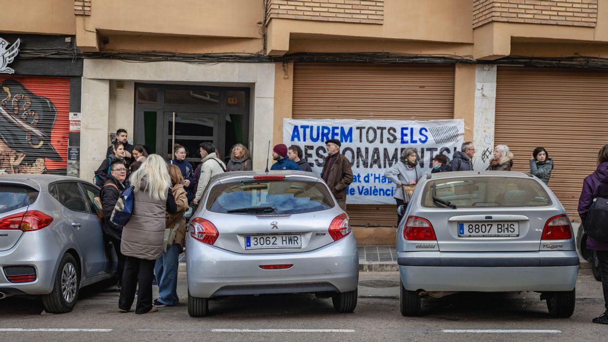 La presión ciudadana ha paralizado el desahucio de Sole en València.