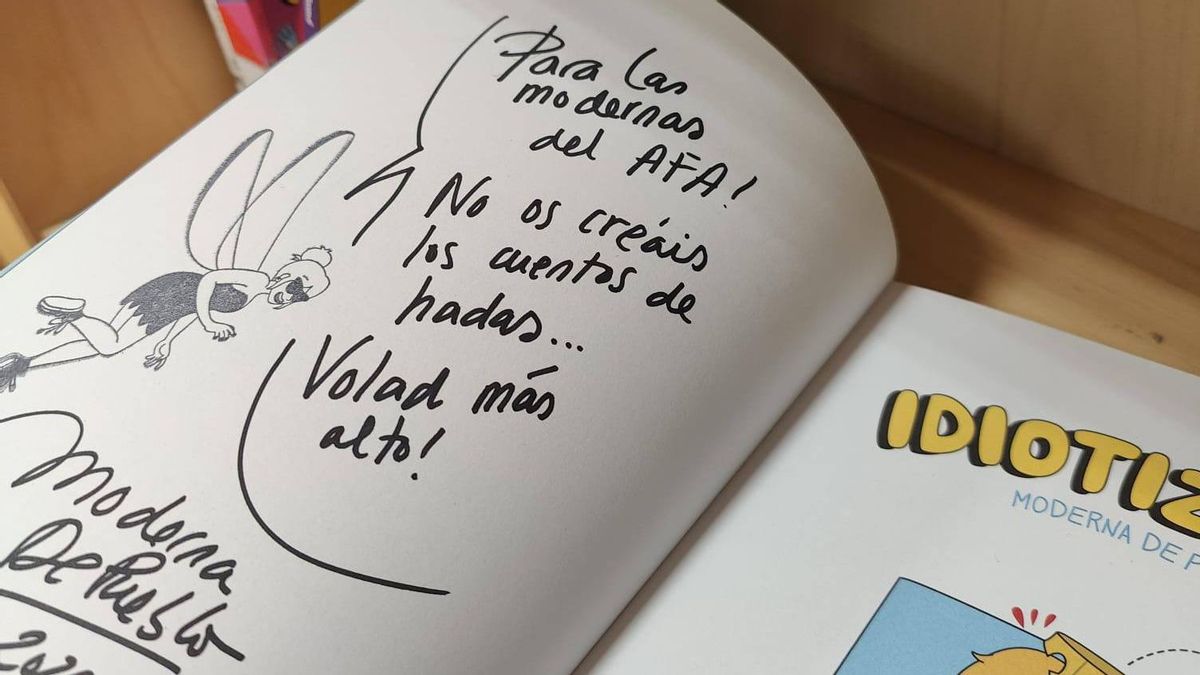 Uno de los ejemplares firmados por Moderna de Pueblo de la biblioteca