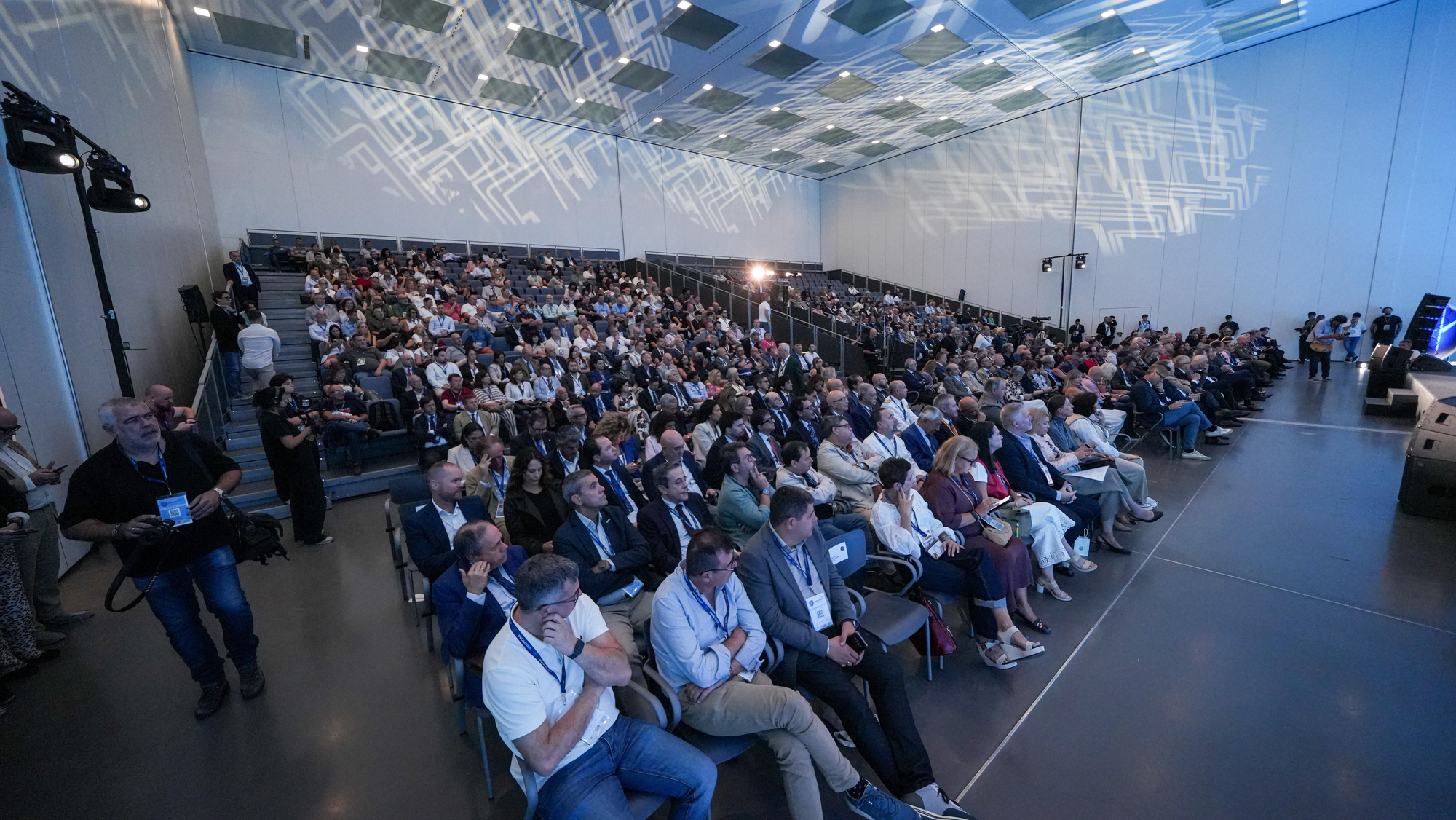 El ministro de Industria y Turismo, Jordi Hereu, y el alcalde de Córdoba, José María Bellido, durante la apertura del Foro Internacional de Defensa Indudef