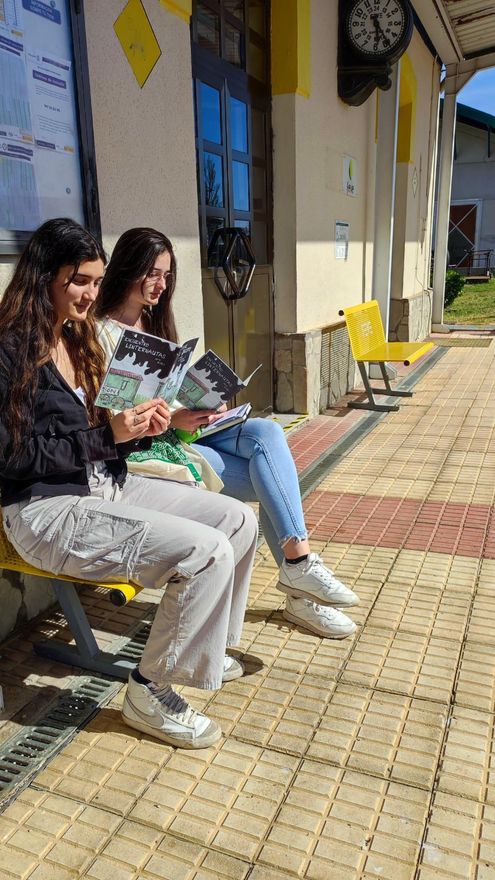 Lectura en la estación de Feve