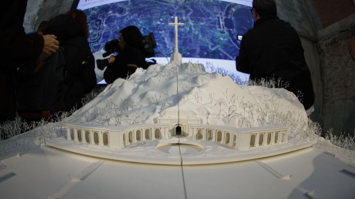 Maqueta del proyecto 'La base y la cruz' que ha sido elegido este martes por un jurado como ganador del concurso internacional convocado por el Gobierno para resignificar el Valle de Cuelgamuros, antiguo Valle de los Caídos, en aplicación de la Ley de Memoria Democrática. EFE/ Rodrigo Jimenez