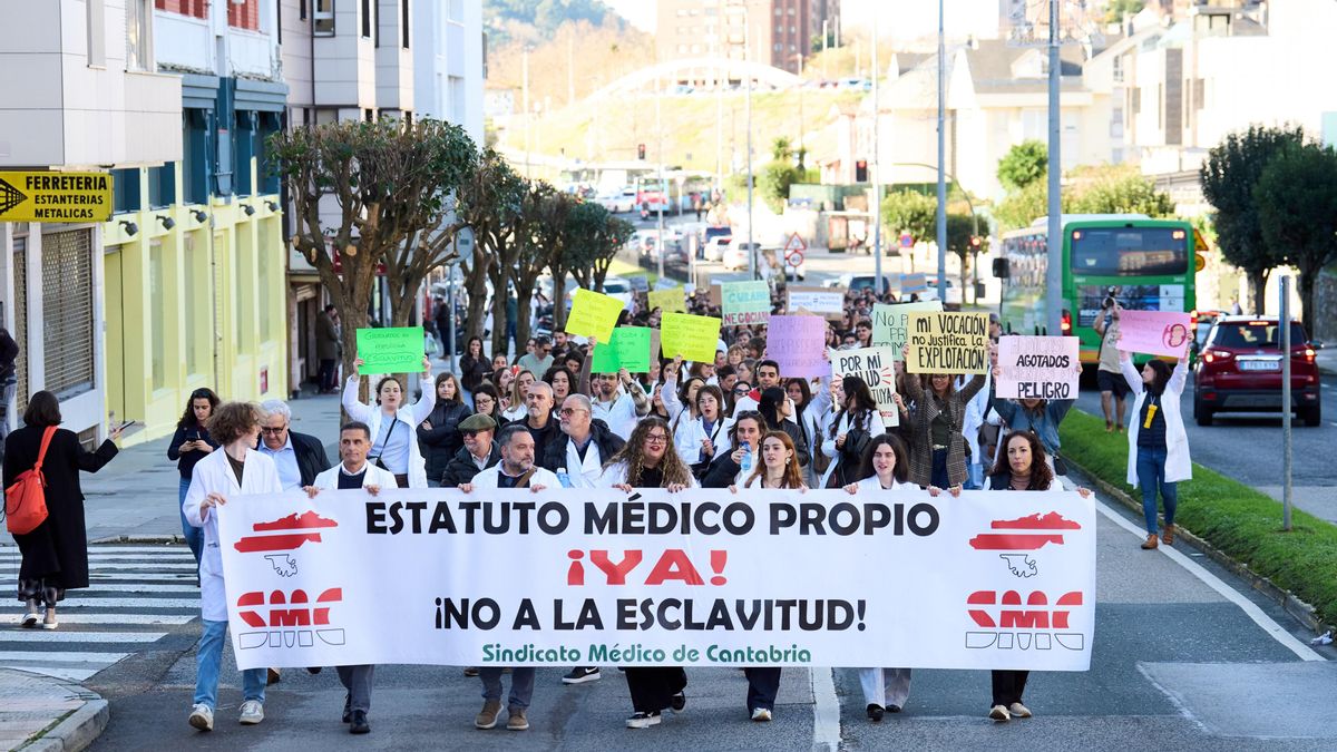 Un millar de médicos cántabros se manifiestan contra la reforma de sus condiciones laborales: "Este Ministerio es nuestro cementerio"