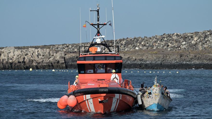 Dos personas trasladadas al hospital tras llegar en un cayuco a El Hierro con 75 ocupantes más, entre ellos siete menores
