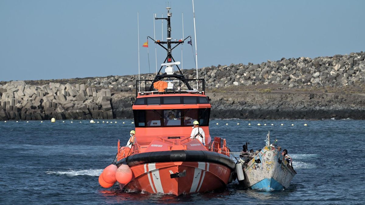 Dos personas, trasladadas al hospital tras llegar en un cayuco a El Hierro con 75 ocupantes más, entre ellos siete menores