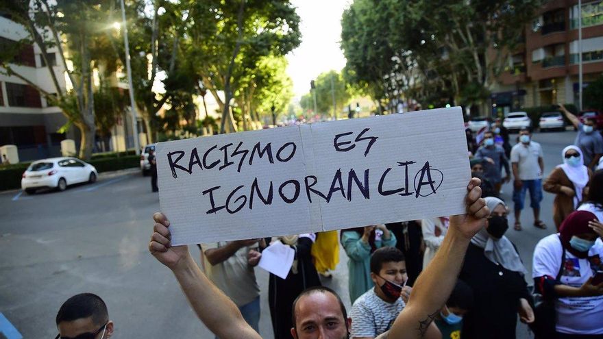 Falta de expectativas y "normalización": por qué no se denuncian muchos delitos de odio y discriminación