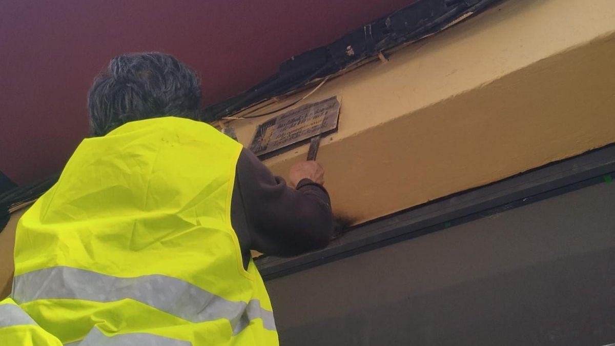 Cuenca retira más de 50 placas con simbología franquista tras años de quejas por "incumplimiento de la ley"