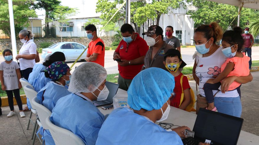 Personal del sector salud, aplica pruebas rápidas contra la covid-19, este viernes en la ciudad de Villahermosa, en el estado de Tabasco (México). EFE/Manuel López