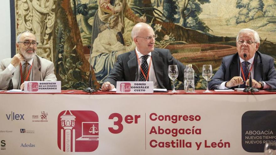 Carlos S. Campillo / Ical. El periodista y escritor Fernando Jáuregui y el abogado Bonifacio de la Cuadra, participan en la segunda jornada del Congreso de la Abogacía de Castilla y León. Junto a ellos, el moderador y coordinador de la Comisión Jurídica de la CGAE, Tomás González.