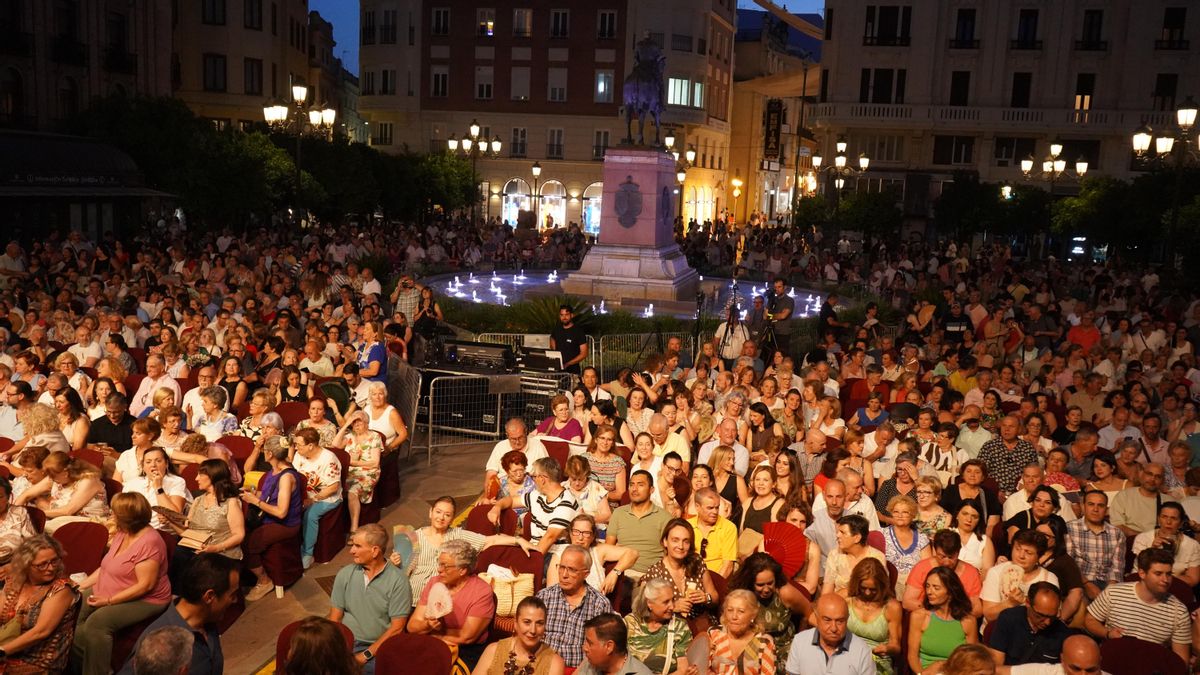 Manuel Lombo abrió la 17ª edición de La Noche Blanca en una abarrotada plaza de Las Tendillas