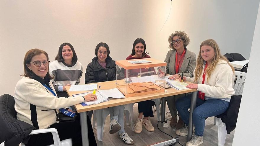 Una mesa electoral del centro cultural Rufino Mendoza de Villanueva de la Serena