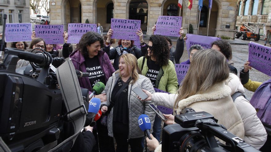 Asturias se moviliza desde el centro a las alas por el 8-M bajo el lema 'Avanzamos imparables. Resistimos dando tira'
