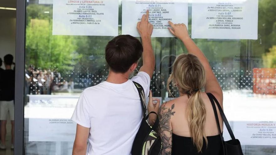 Los estudiantes aragoneses vuelven a caer en matemáticas, ciencia y lectura, pero siguen por encima de la media nacional