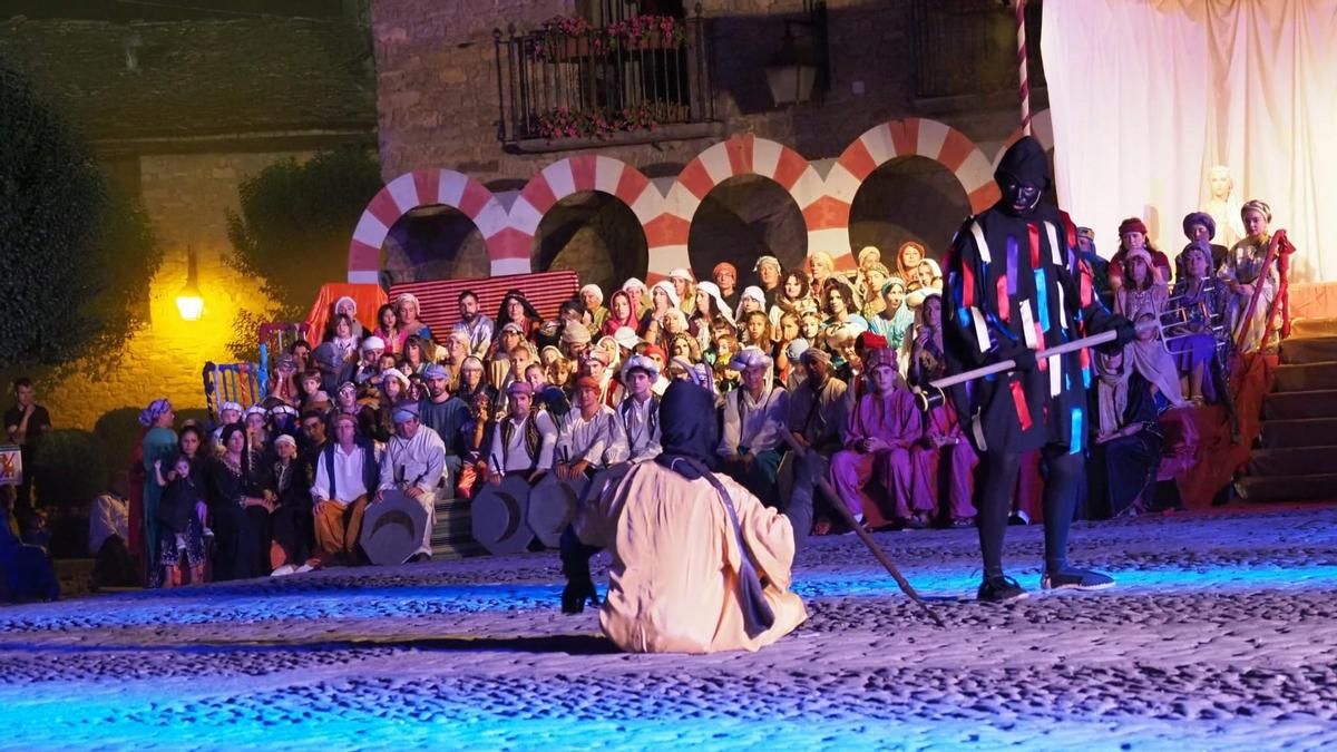 El Diablo y el Pecado en un momento de la representación de la Morisma de Aínsa.