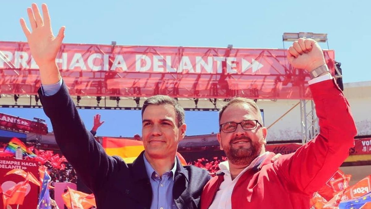 Pedro Sánchez y el alcalde de Mérida, Antonio Rodríguez Osuna, en un acto del PSOE en 2019