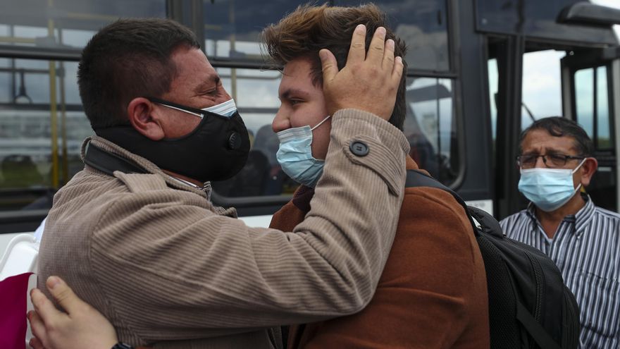 Emoción e incertidumbre entre los ecuatorianos llegados a Quito desde Ucrania