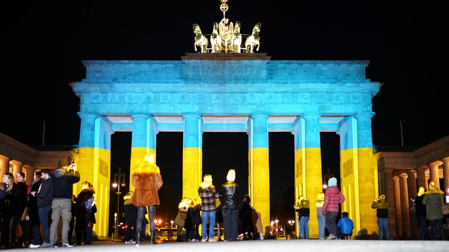La puerta de Brandenburgo, en Berlín, iluminada en solidaridad con Ucrania.