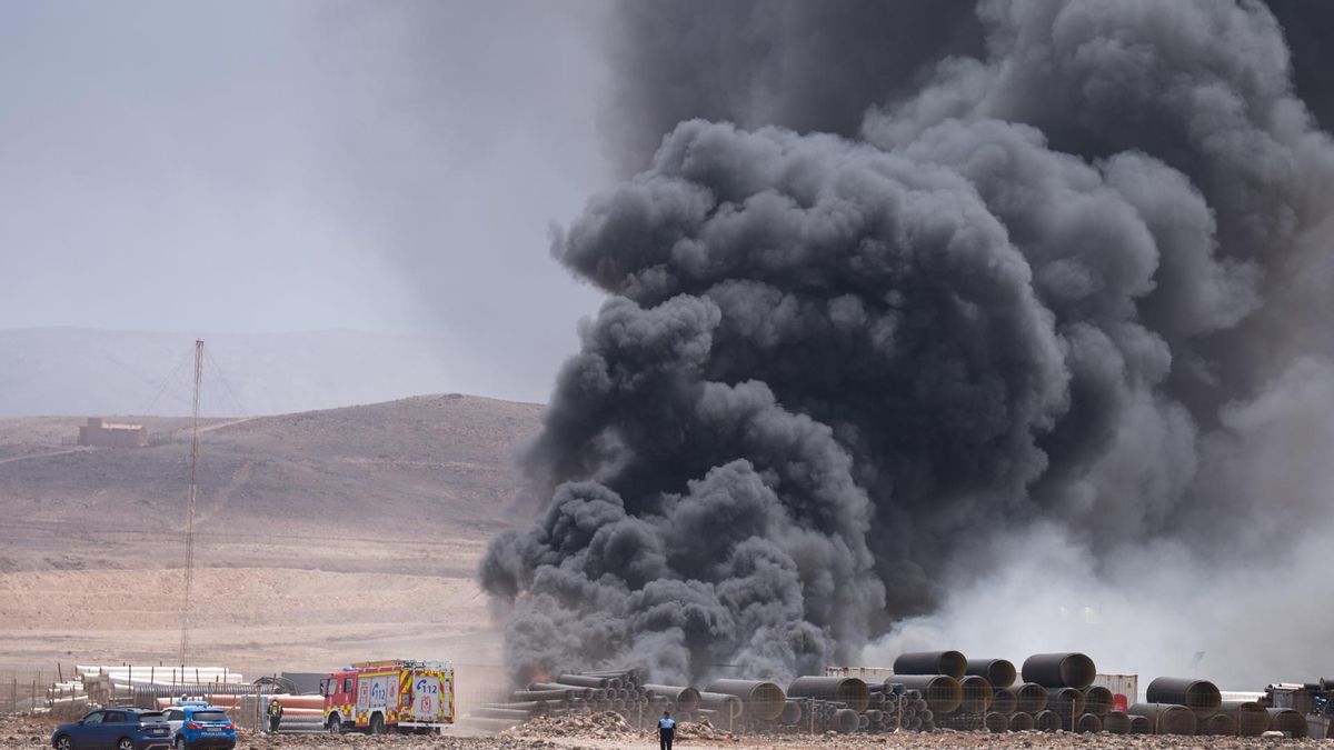 Un incendio en una finca de Puerto del Rosario genera una gran columna de humo de negro
