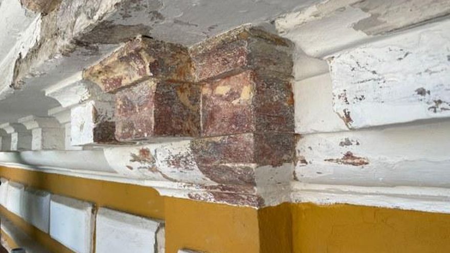 Policromía que ha surgido con unos tonos rojizos que eran dominantes en el arco.