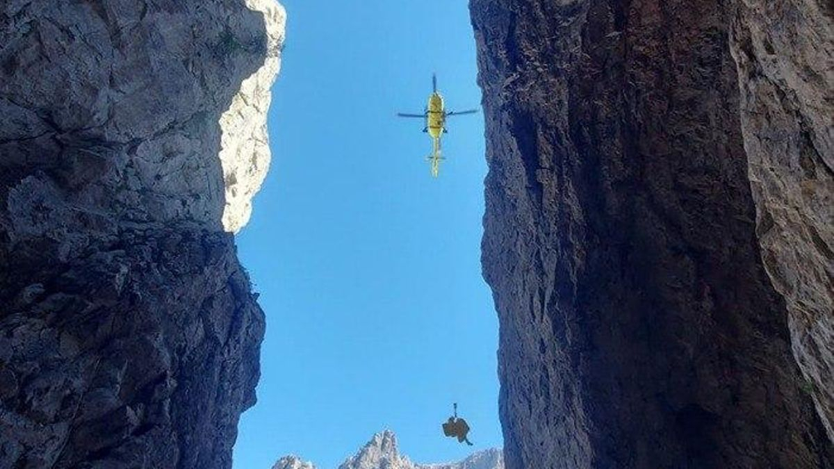 Rescatan en helicóptero a un montañero que había sufrido una caída en el lado leonés de Picos de Europa