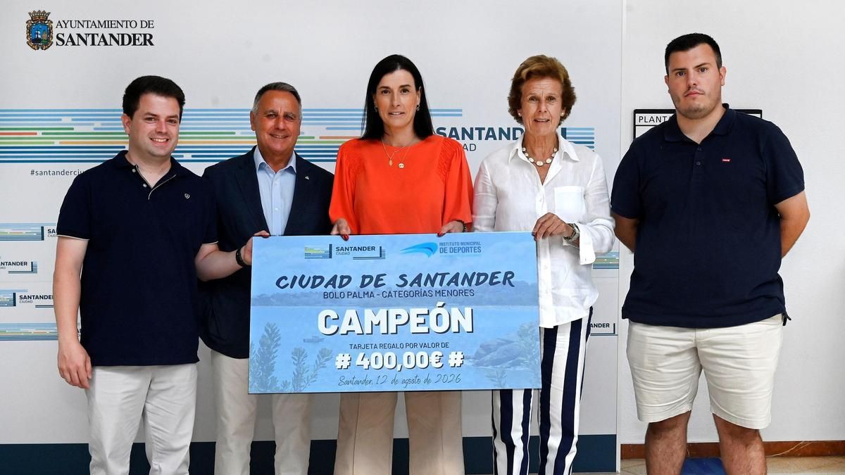La alcaldesa de Santander presenta el Trofeo 'Ciudad de Santander' de categorías menores de bolo palma