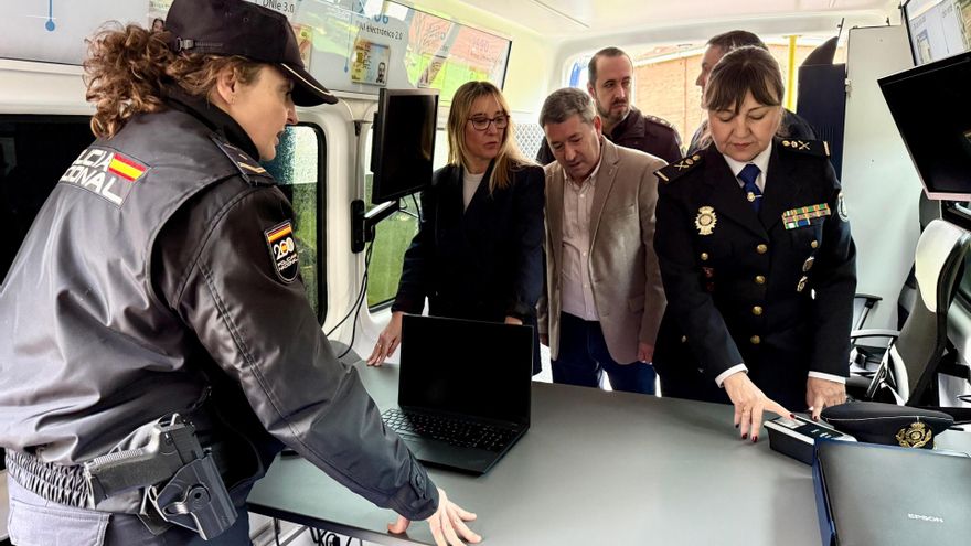 La delegada del Gobierno en Cantabria, Eugenia Gómez de Diego, y la Jefa Superior de la Policía Nacional, Carmen Martínez, en el nuevo Vehículo Integral de Documentación (VIDOC),