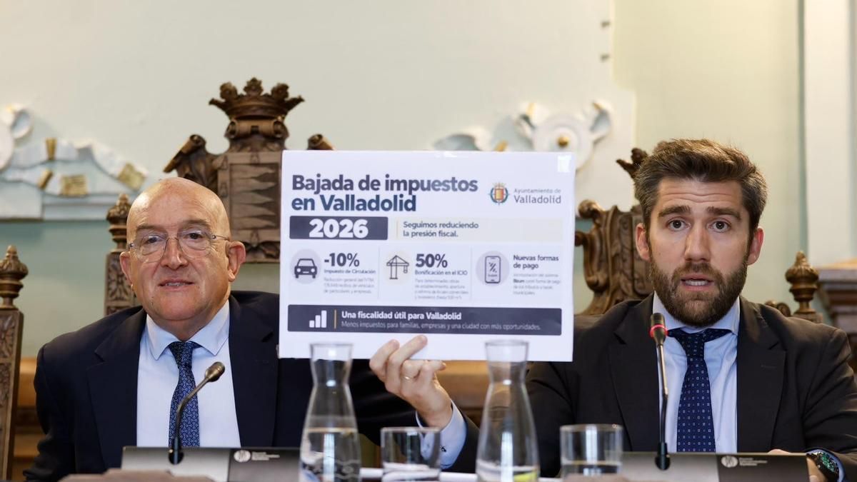 El alcalde de Valladolid, Jesús Julio Carnero, y el concejal de Hacienda, Francisco Blanco.
