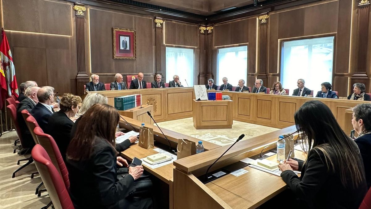 León pide a la RAE borrar “castellanoleonés” del diccionario en un pleno histórico fuera de Madrid