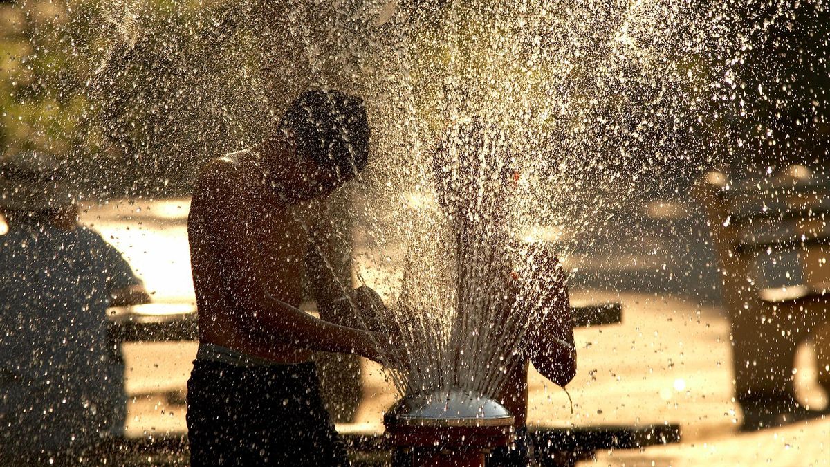 Niños jugando con una fuente