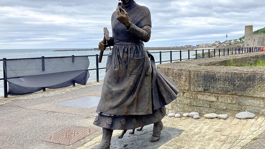 La mujer que buscaba fósiles para sobrevivir en los acantilados británicos y se convirtió en la primera paleontóloga de la historia