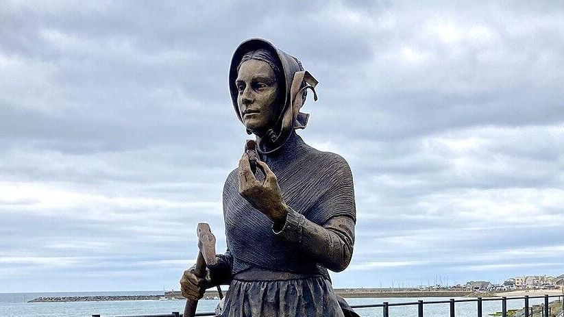 La mujer que buscaba fósiles para sobrevivir en los acantilados británicos y se convirtió en la primera paleontóloga de la historia