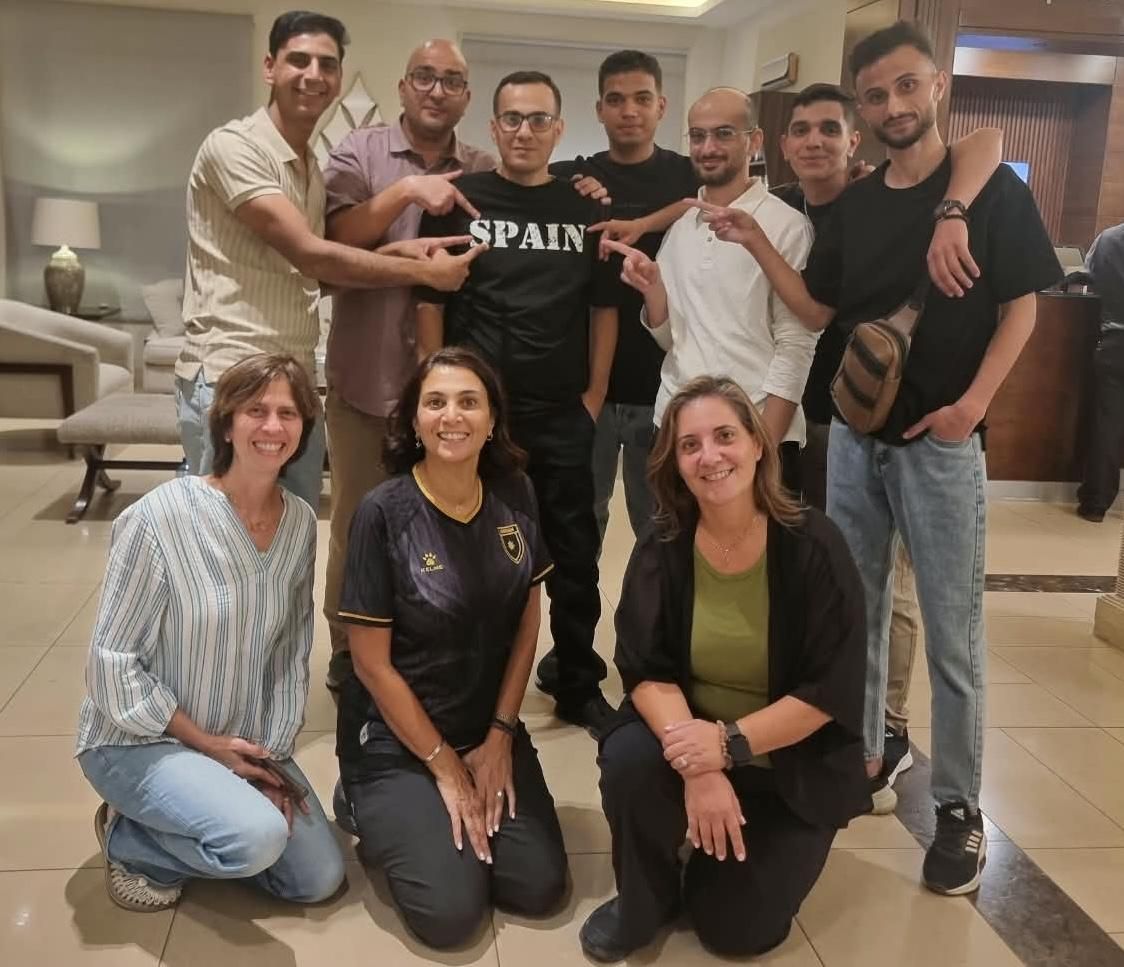 Parte del grupo de gazatíes de esta cuarta evacuación de universitarios a España, ayer, en Amán, junto a voluntarias de “Ozwet Tulab Gaza" que significa “Apoyo, Orgullo y Protección para estudiantes de Gaza”, asociación que les ayuda en el tránsito en Jordania.