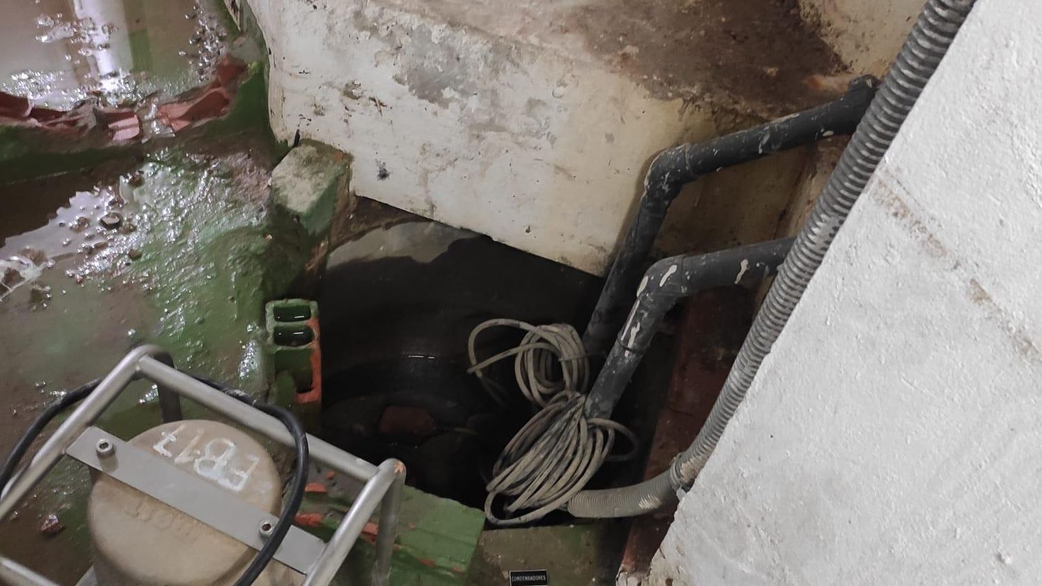 Detalle del mal estado de la planta-sotano del Ayuntamiento de Santander.