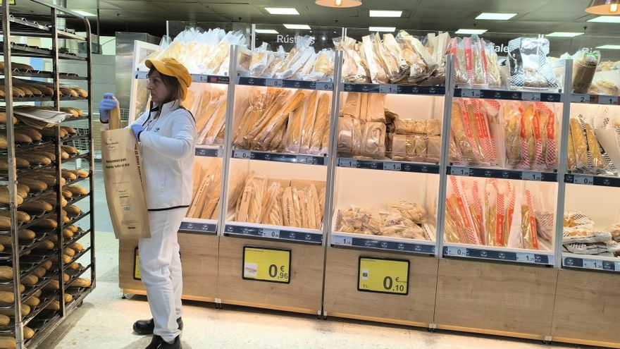 Los súper cubrirán 10.500 puestos de trabajo en verano, mientras los bares buscan personal cualificado