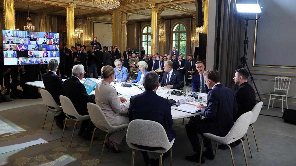 El presidente francés, Emmanuel Macron, y el presidente ucraniano, Volodímir Zelenski, en la reunión de la coalición de dispuestos en El Elíseo con otros líderes europeos, en París, este jueves.