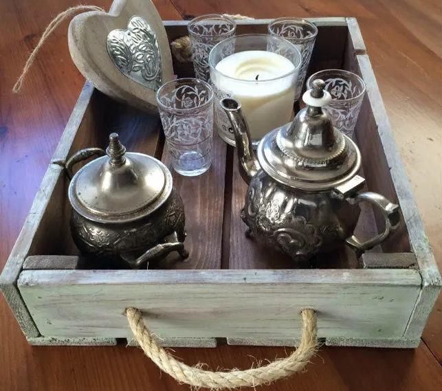 Caja de madera con asas de cuerda reciclada.