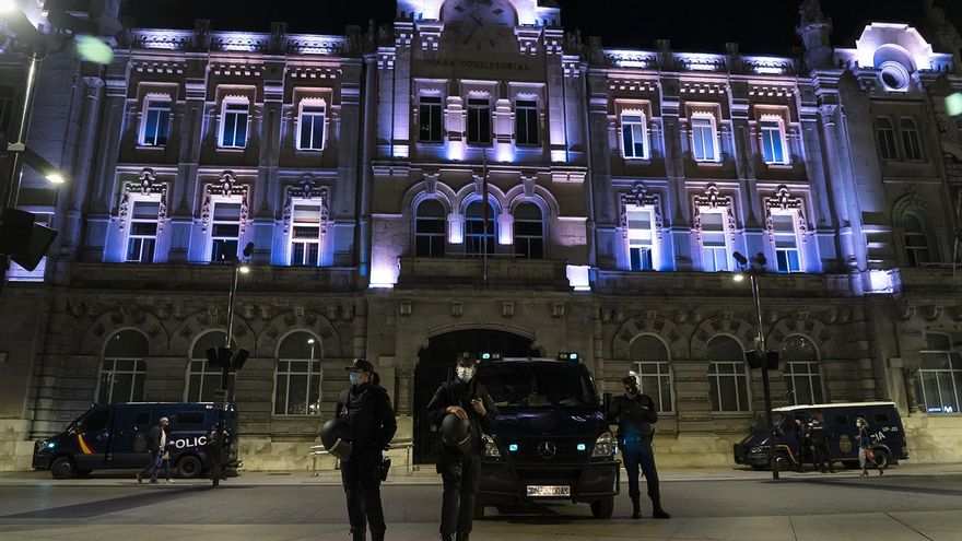 Despliegue policial contra los disturbios nocturnos en Santander.