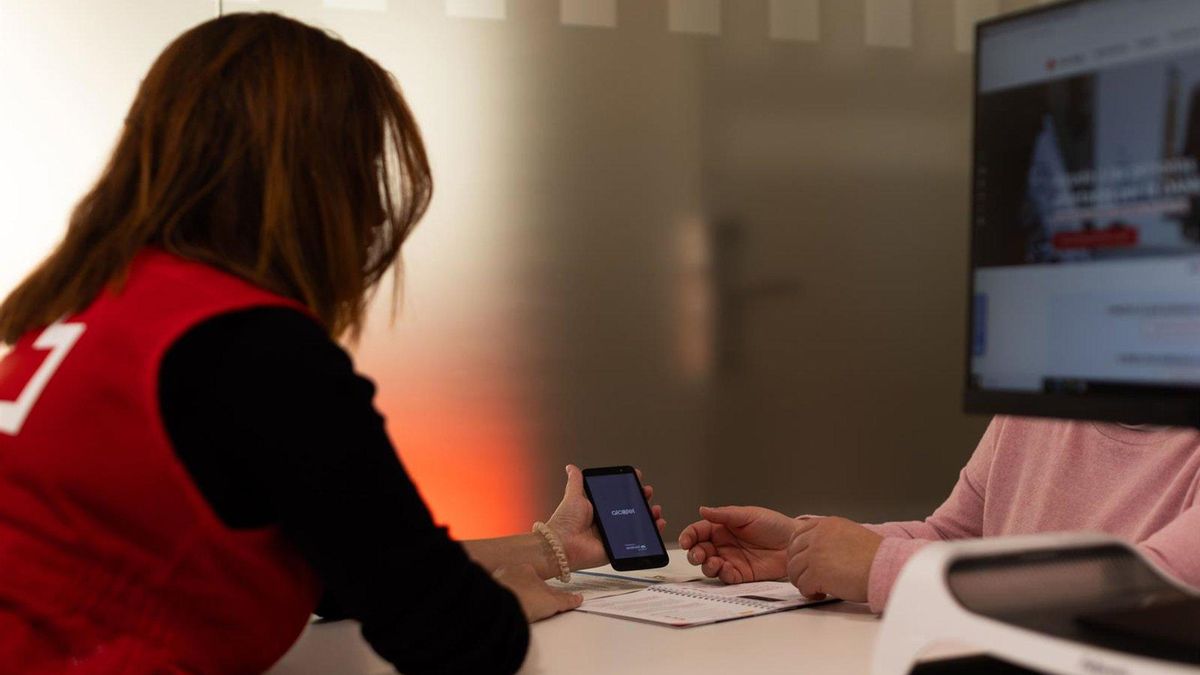 La teleasistencia de Cruz Roja protege a 411 víctimas de violencia de género, un 10% más que en 2024